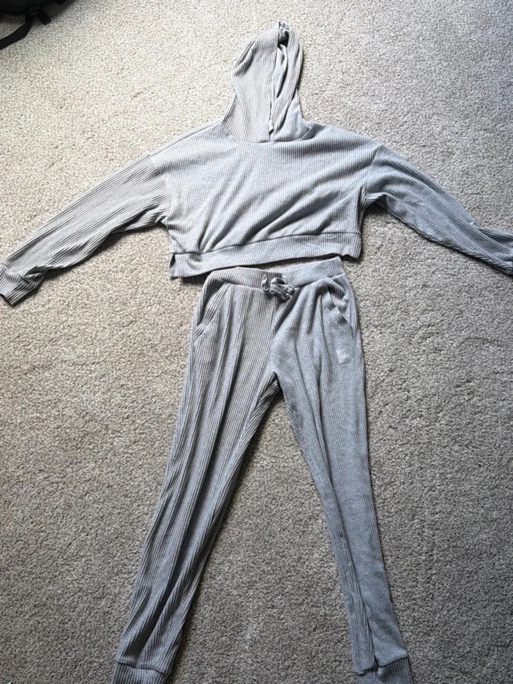 ALO Yoga Ribbed Cropped Hoodie & Jogger Set - Light Gray